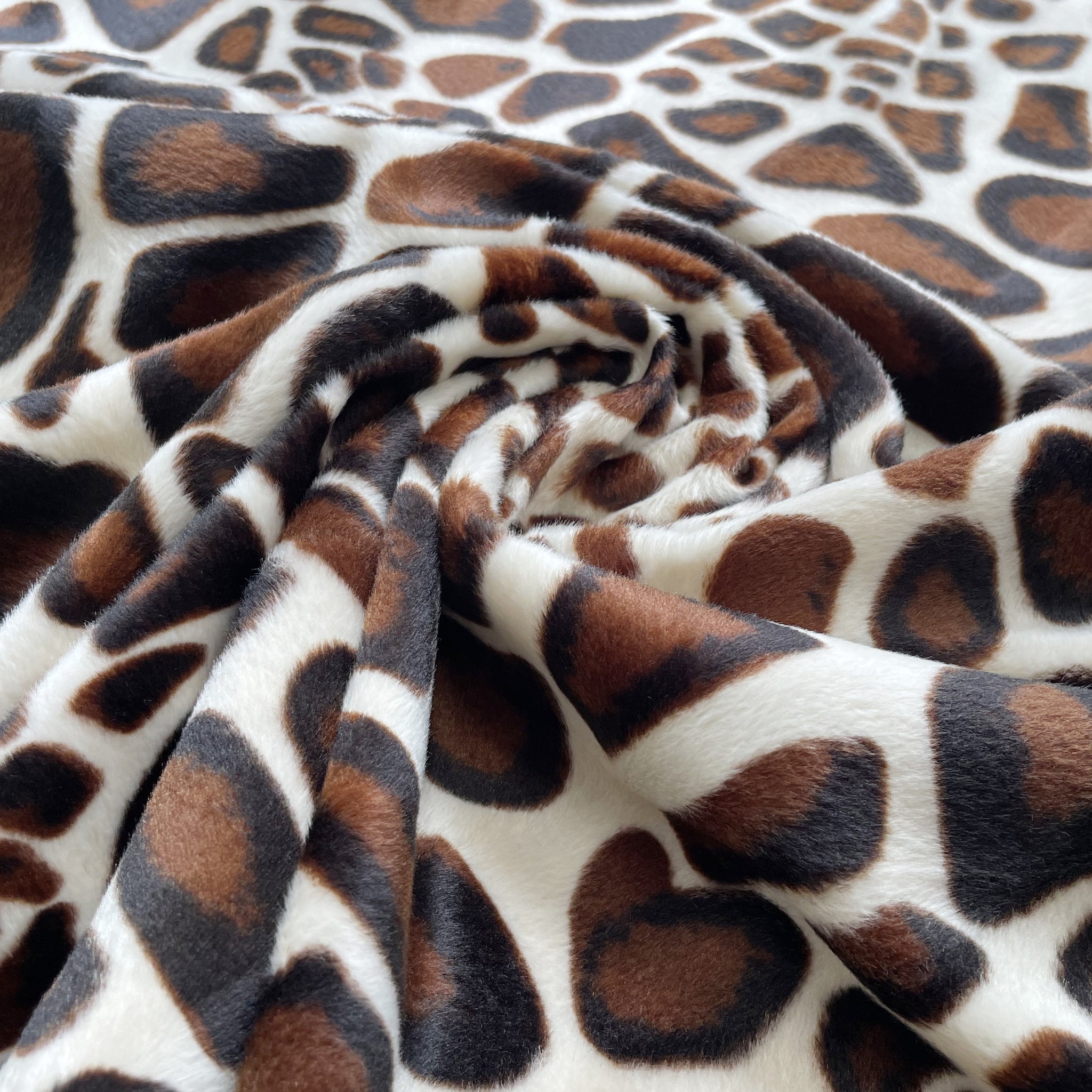 skole skrå relæ Giraffe Print Fabric Velboa Faux Fur Velour Animal Print Craft Fabric –  House of Haberdashery